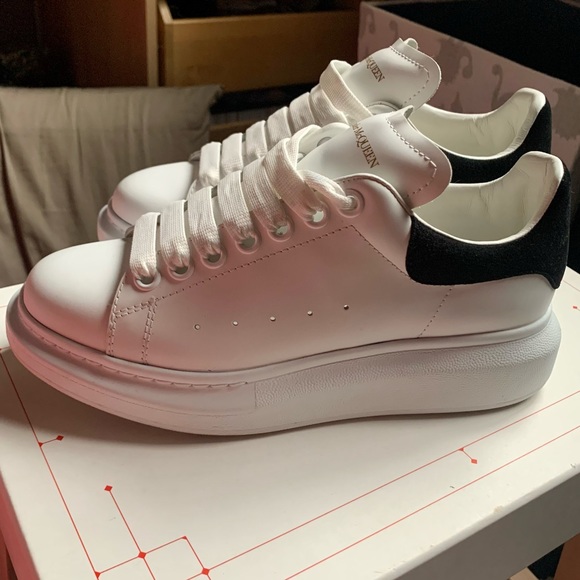 ❌SOLD❌ Alexander McQueen Larry Sneaker - Picture 3 of 13